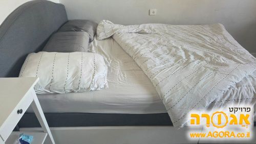 מיטת זוגית הכוללת מזרן ומגירות
