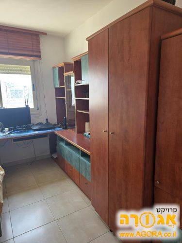 ארונות, מדפים, ספרייה, שולחן, הכל מסנדבי