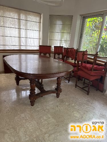 שולחן פינת אוכל וכסאות