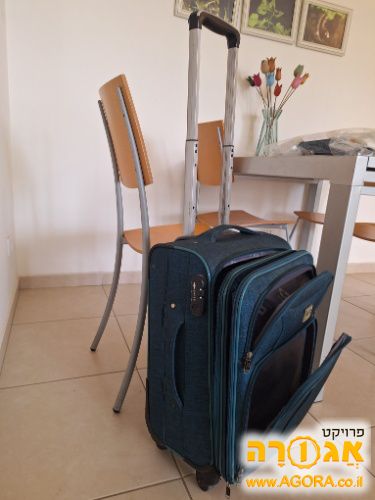 מזוודת טרולי קטנה
