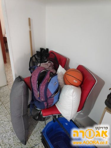 כיסאות בר אדומים