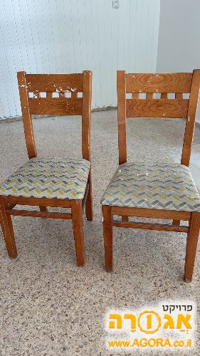 שני כסאות עץ