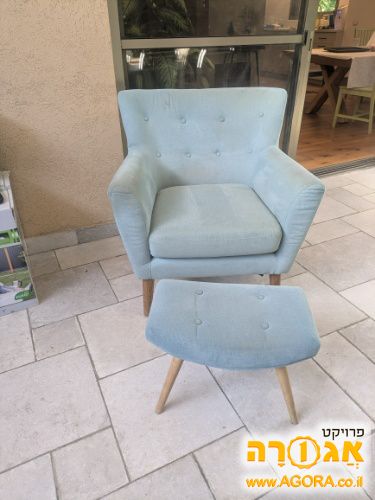 כורסא עם משענת לרגליים