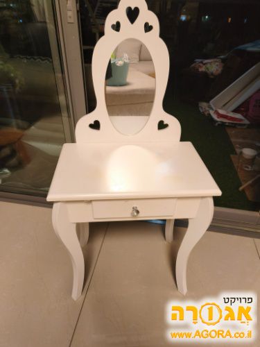 שידת איפור קטנה