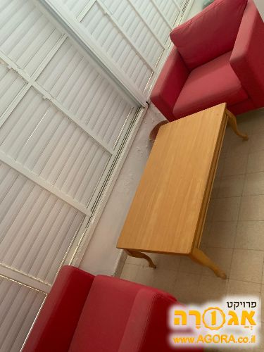 שולחן סלון ושתי כורסאות