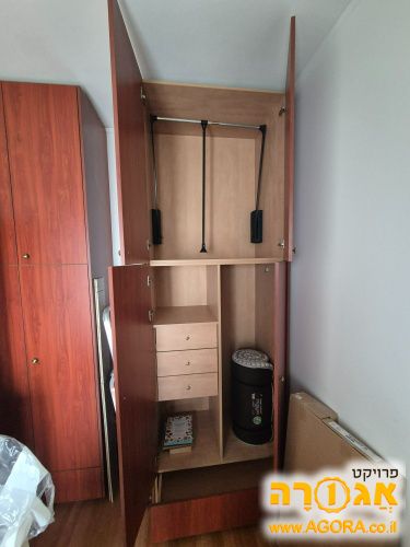 ארון קיר בגוון עץ