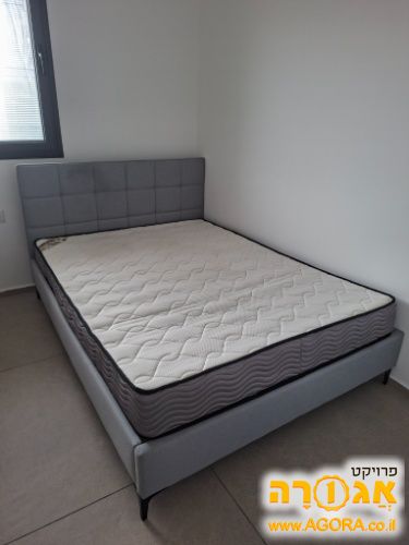 שתי מיטות עם מזרונים (ניתן לקחת רק אחת)