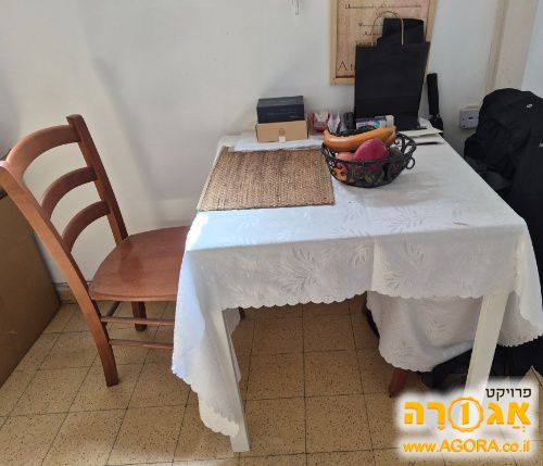 שולחן אוכל לבן +שני כסאות עץ חום