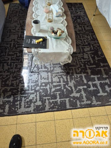 שטיח אפור שחור