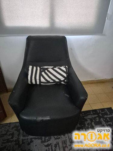 כורסת עם משענת בודדת שחורה