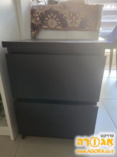 מיטה ושני שידות