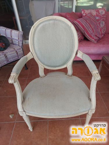 כיסא ווינטג' הזקוק לשיפוץ