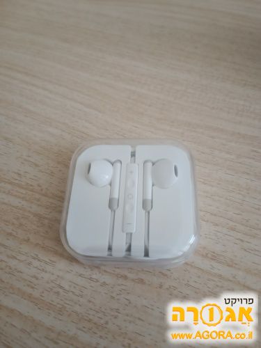 אוזניות חוטיות עדיין בניילונים