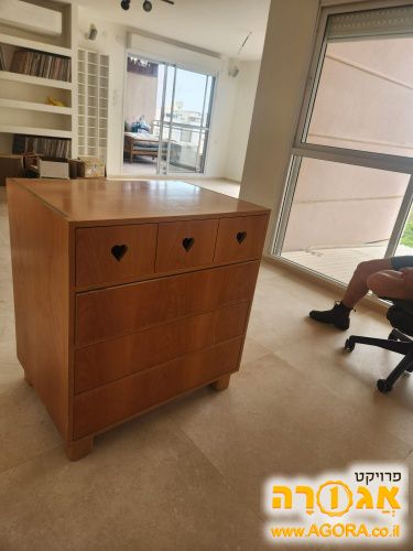 שידה מעץ