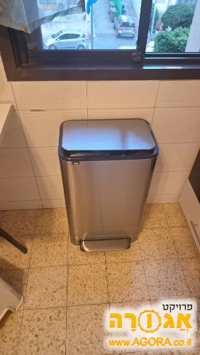 פח ענק, עם דוושה