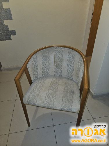 כורסאת עץ