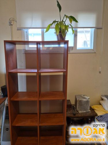 מעמד ספריה מעץ מדפים לספרים או ביגוד