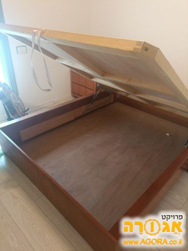מיטה זוגית עם שידות ומזרון