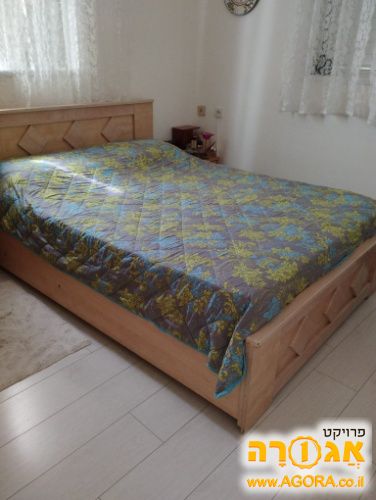 מיטה זוגית עם מזרון ושידות