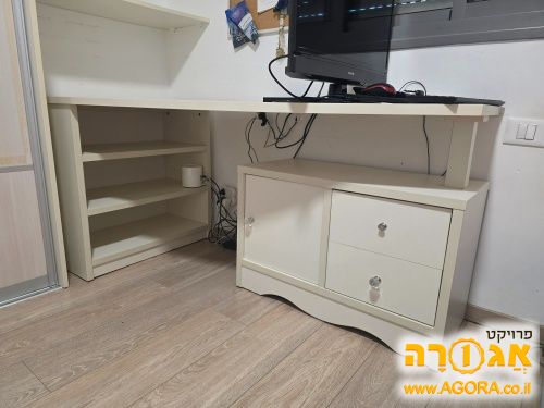 שולחן כתיבה עם כוננית ומגירות