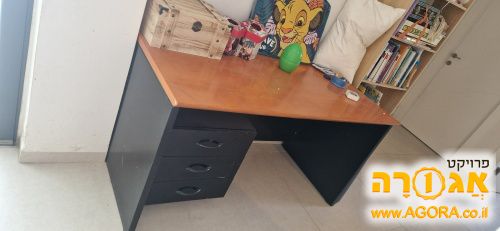 שולחן עבודה עם מגירות