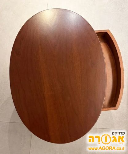 שידה איטקלית ליד מיטה