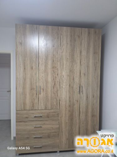 מיטה זוגית עם מזון, שידה תואמת וארון