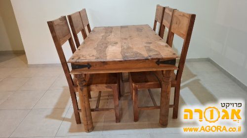 שולחן פינת אוכל מעץ ושישה כיסאות