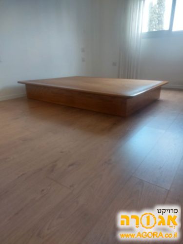 בסיס מיטה עם ארגז במצב מעולה!!