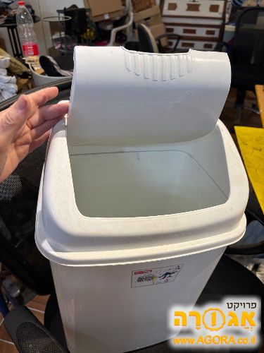 מיכל לכביסה או פח אשפה משרדי