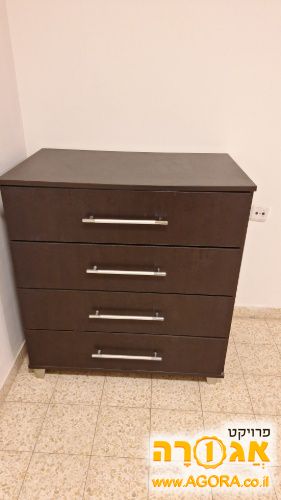 שידת מגירות במצב טוב