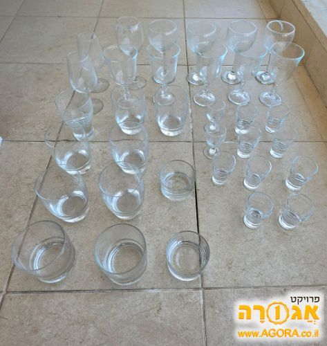 מבחר כוסות יין ומשקאות קלים בגדלים שונים