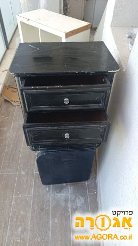 2 שידות חומות ליד המיטה