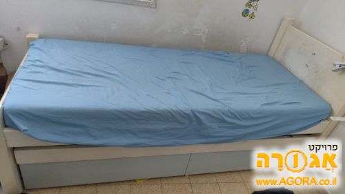שתי מיטות נוער