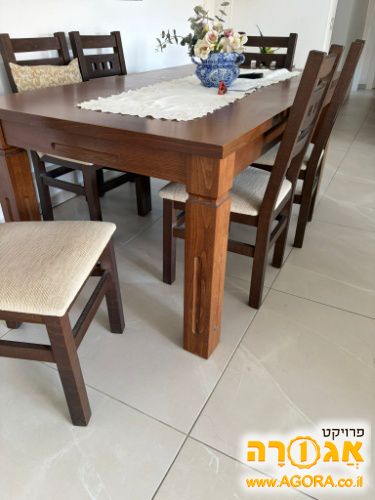 שולחן אוכל מעץ
