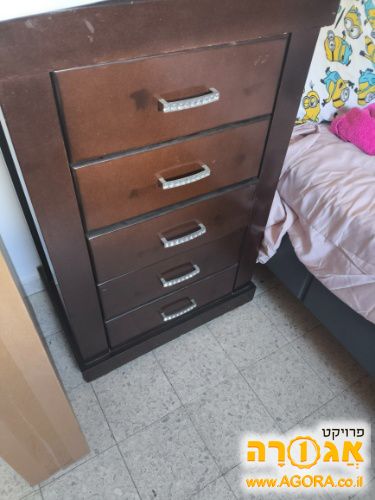 שידת מגירות גבוהה