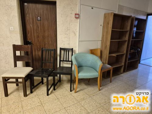 שתי ספריות מדפים ו5 כסאות