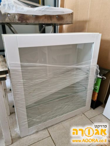 ארונית דלת זכוכית