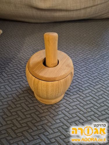 מכתש ועלי