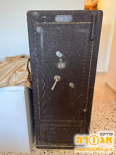 כספת, עם שני פתחים. שלושה מפתחות