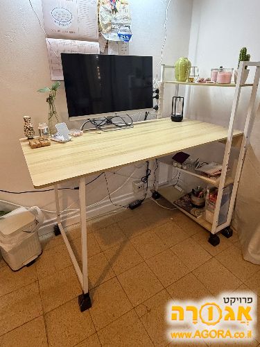 שולחן כתיבה עם מדפים