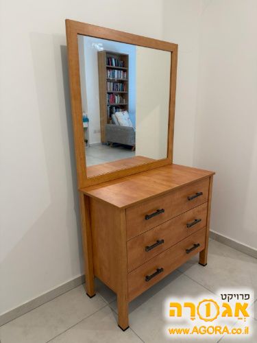 קומודה עם מראה