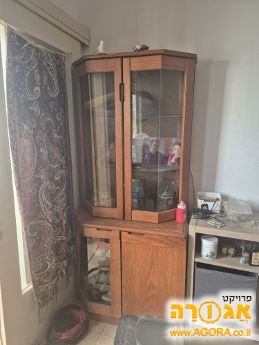ארונית סלון עם ויטרינה