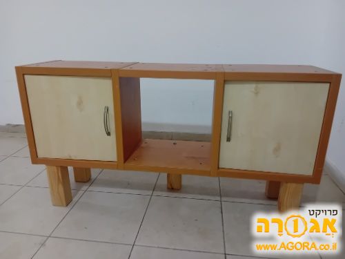 ארונית קטנה. שלושה תאים
