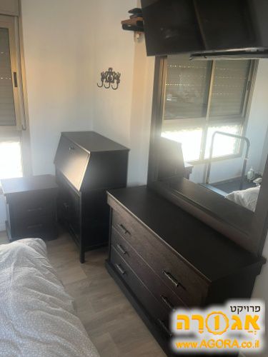 קומודה, שידות מיטה וכוננית