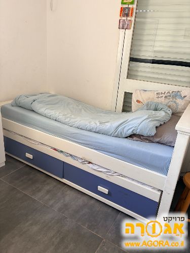 שתי מיטות נוער. אחת מהן נפתחת