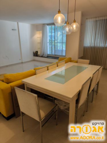 שולחן אוכל עם כיסאות
