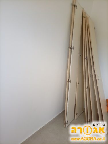 2 ארונות קיר בהירים