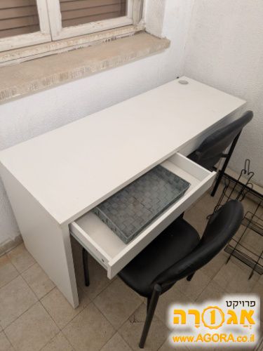 שולחן כתיבה ו 2 כסאות