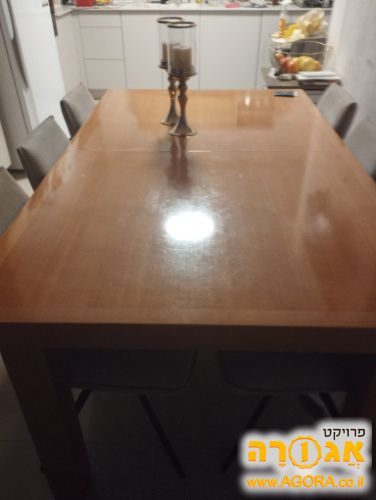 שולחן עץ מלא ללא כסאות